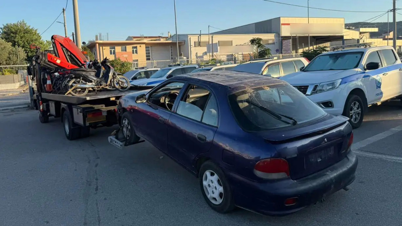 ΕΛ.ΑΣ.: «Ντου» σε Άνω Λιόσια & Φυλή, 11 Ι.Χ. έφυγαν με γερανό